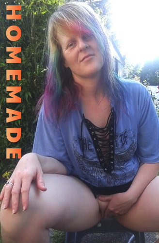 Homemade MILF Mastrubates Anyone Could See